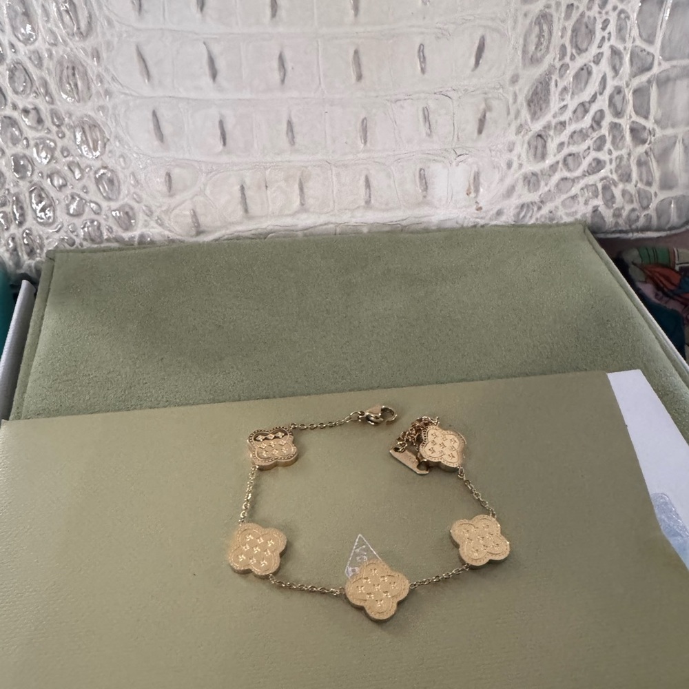 $2,000 Vintage Gold Cloverleaf Bracelet 18k
